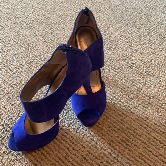 Blue suede Helara shoes. - Picture 2 of 6